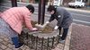 「商工会女性部で駅前花壇の手入れを行いました。」