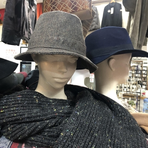 「冬物帽子、各種330〜550円で販売中👩」