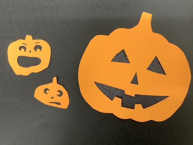 オレンジ色の壁紙をカットしたかぼちゃお化け！惨状！「ハロウィン気分をいかがですか【船橋市  北習志野駅徒歩7分　 リフォーム＆壁紙専門店】」