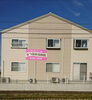 建物南側の外壁にも大きなピンクの看板があります！「上半身のみや下半身のみも対応しています　【出雲 マッサージ・出雲 つぼみ・出雲 つぼみ治療院・基本・全身マッサージ・半身マッサージ】」