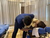 肩甲骨矯正の施術「猫背になる原因の一つ、肩甲骨の位置を正す！」