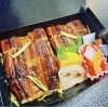 炊きたてのごはんの上にふっくら香ばしく焼き上げたうなぎの蒲焼きと自家製のタレをかけてお召し上がりください