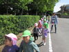 手をつないでみんなで行くよー❣「交通安全教室でしっかり学び・・・レッツゴー🌳」