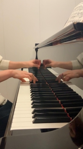 こちらは左手が上がりすぎ。。修正します！「弾きグセ　【島根県松江市　ピアノ教室　個人レッスン】」