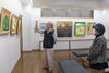 絵について楽しそうに話をしています。「第45回　コスモス絵画展」