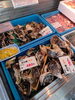 「日はハタハタが約３００キロ入ってきたので1日中頭切ります🐟️🐟️」