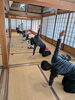 背中や肋骨を心地よく動かし、深い呼吸へ「夏のだるさに悩む産後ママへ。呼吸で背中からスッキリ軽くなるピラティス」