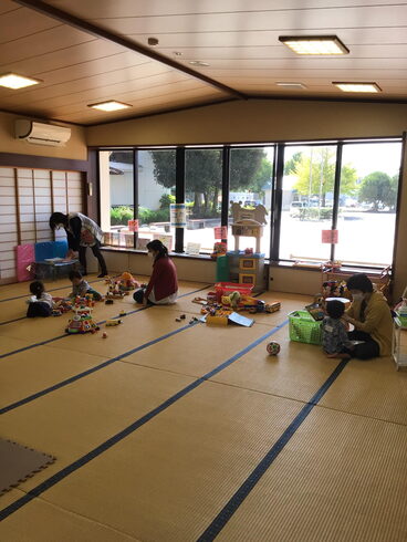 いろんなおもちゃで遊んでいるよー「子育て広場に行こう!!」