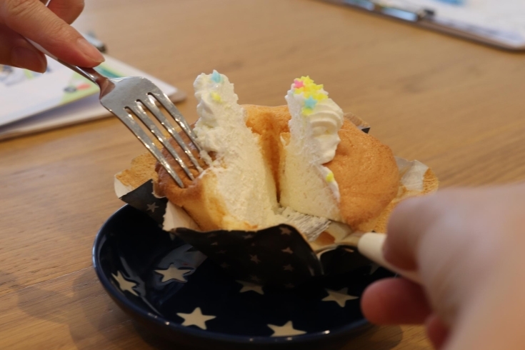 半分に割るとクリームがパンパンに詰まってます！「エンジェルクリームケーキ作りました★【宮崎ケーキ教室】」