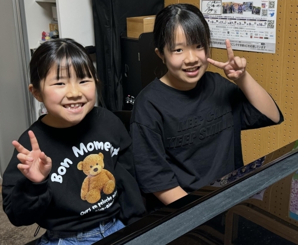 上手く弾けた♪2人ともにこにこ笑顔、仲良し連弾！「京都駅ビルのストリートピアノ♪『光のファンタジー』で姉妹が笑顔で仲良し連弾♪【南区＆下京区のピアノ・リトミック・英語リトミック・ベビーリトミック】」