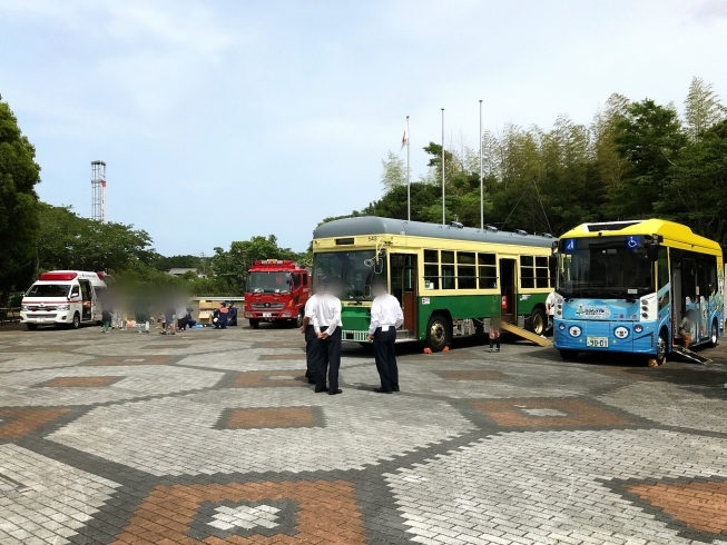 前庭広場ではバスや消防車などのはたらく車の展示「開催直前イベント at 阿児アリーナ」