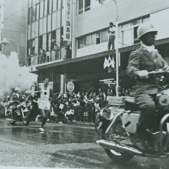1964年東京オリンピックで、聖火ランナーが本町通りを通過！