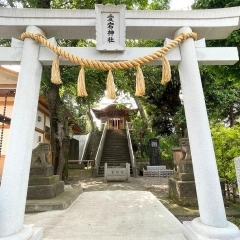 大ひな壇飾りの石段がある神社