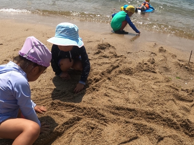 砂遊びも一生懸命‼️どこまで伸ばせるかな？「幼児クラスの海あそび」