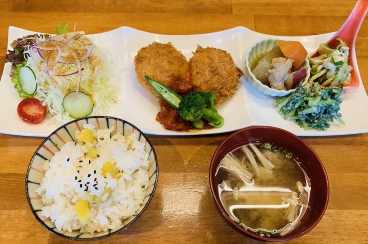 メイン:とうもろこしコロッケ自家製野菜トマトソース「日替わりランチ大好評✨完売が続いております【蒼の音】」