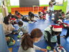 ママと一緒にリース作り。シールをペタペタ。「今日はこあら組とらいおん組でクリスマス会をしました。」
