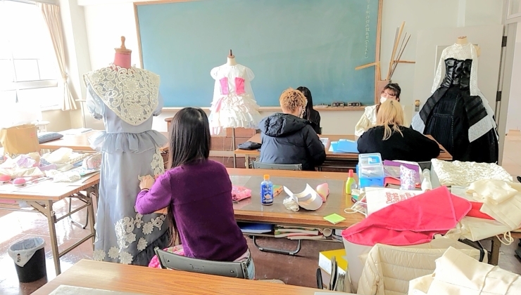 神戸エリア 関西 カッコ可愛い衣装制作風景 自分らしくオシャレ楽しみましょう 神戸文化服装学院 文化服装学院連鎖校 神戸でファッションを学ぼう神戸文化 服装学院 デザイン イラスト ソーイング ファッション業界の伝統の技術 服飾専門学校 神戸文化服装学院の 神戸エリア 関西 カッコ可愛い衣装制作風景 自分らしくオシャレ楽しみましょう 神戸文化服装学院 文化服装学院連鎖校 神戸でファッションを学ぼう神戸文化 服装学院 デザイン イラスト ソーイング ファッション業界の伝統の技術 服飾専門学校 神戸文化服装学院の