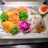 変わり商品　おにぎり・唐揚げ・豚ヒレカツ・カニクリームコロッケ「8月9日のお弁当」