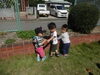 道路脇の花壇の前で振り返る子供たち