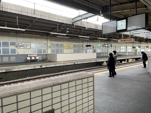 反対のホームから見ると、こんな感じ「京阪電車交野線　看板ジャック！　～河内森駅編～」