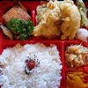 「明日の日替り弁当は鮭と高菜のご飯と天ぷら」