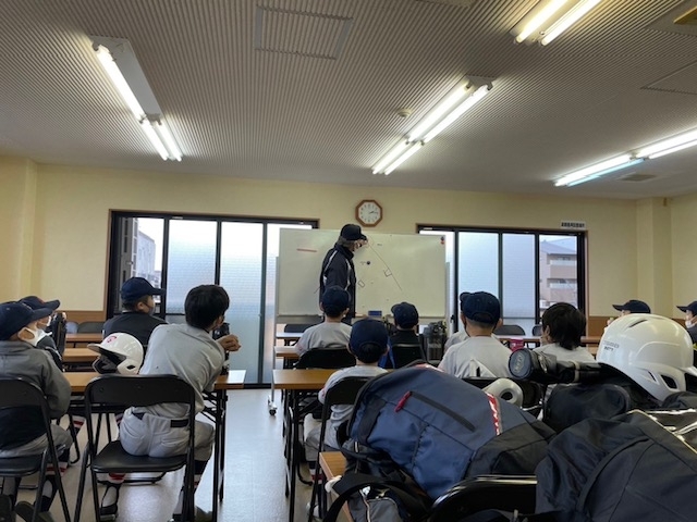 新5年生以下は松下コーチの座学に参加「初練習！[右京区で親の負担がない少年野球チーム]」