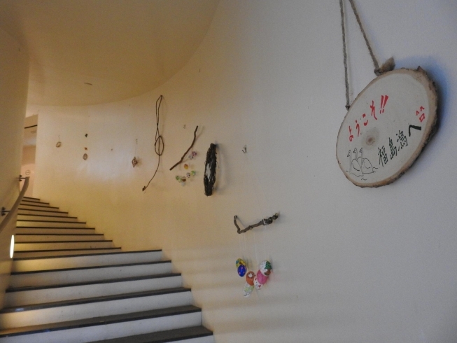 「潟の素材などを使った装飾品を展示中（水の駅「ビュー福島潟」階段ギャラリー)」
