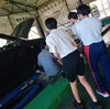 整備士の説明を真剣に聞いてくれていました！「中学生が職場体験に来てくれました！自動車整備の現場を真剣に見学🚗✨」