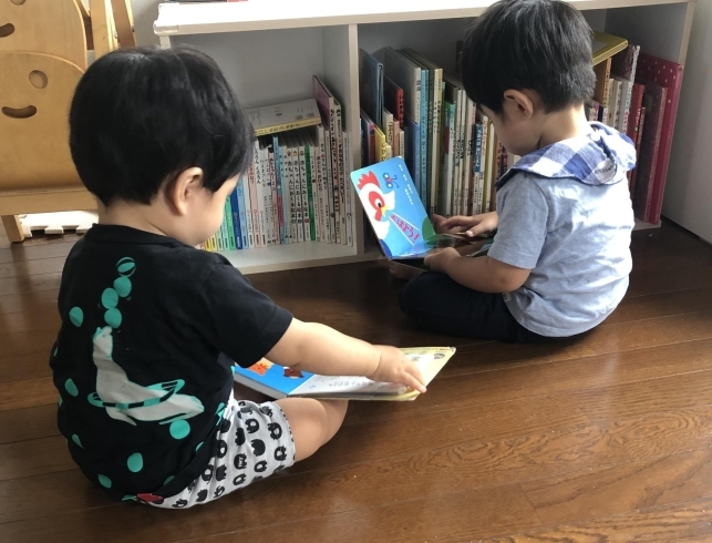 1歳コンビも絵本大好き！「毎日元気ながじゅまるの樹保育園　《宮崎市　保育園　絵本　英語》」