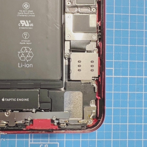 液晶パネル開閉後は防水シールを貼り替えます「スマホ修理【iPhone 背面カメラ アウトカメラ】」