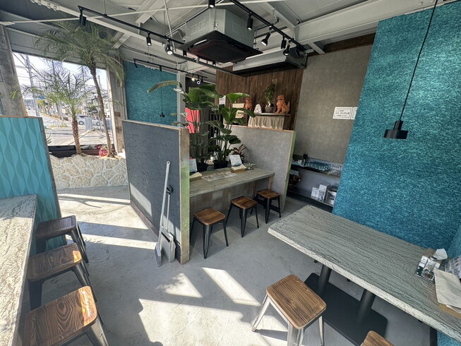 店内の内観「沖縄の空気を感じる店内で、心ほどけるひとときを」