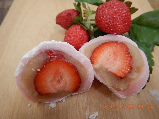 白餡、さちのか苺大福「桜満開ですね、花見のお供にお饅頭は、いかがですか！至福なひとときをどうぞ。」