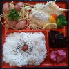「一魚一会　明日の日替り弁当は「豚天丼」」