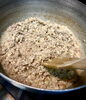 ひき肉と数種類の香味野菜をじっくり炒めてます「濃厚味噌バターそば、仕込んでます」