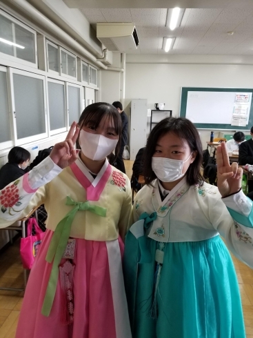 愛知県の高校での韓国文化体験風景その２「自己紹介　その1／大府市の韓国語教室※東海市・刈谷市・東浦町・緑区・知多市から通っている生徒もいます。」