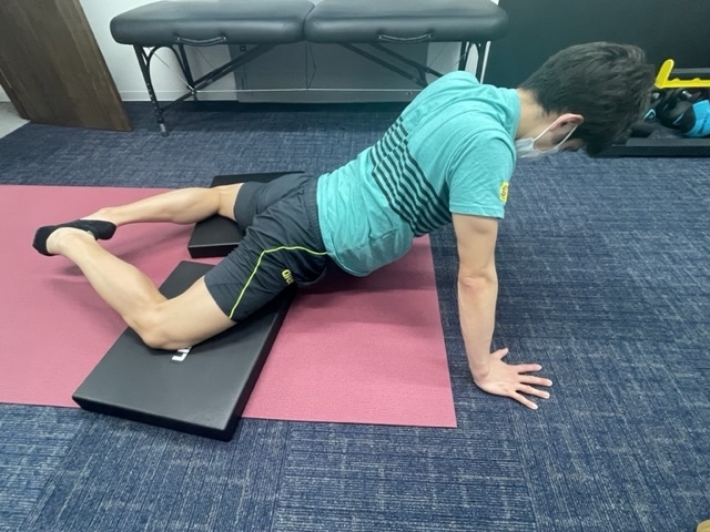 これもかなり効果的なストレッチです。「前回に続く、辛い腰痛の改善と予防に関する 「股関節の硬さと腰痛」について…」