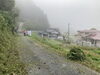朝霧が残っている時に草刈・集草、右端がファミリア愛「地域の道掃除に参加しました。」