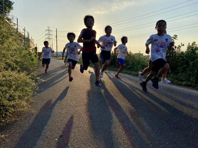 「沈みゆく陽を背にして。【豊明市で総合力のつくスポーツ教室といえば、40年続くS.A.C.！開校以来ご自宅までの送迎を行なっております。】」