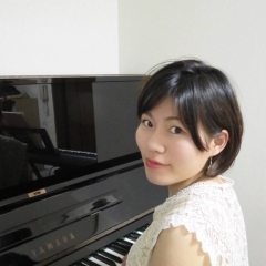 秋山　莉恵(ピアノ講師）