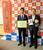 目録を受け取った市長と感謝状を手にする久保社長「酒田市本社「バーンフュージョン」　鶴岡市に７００万円寄付」