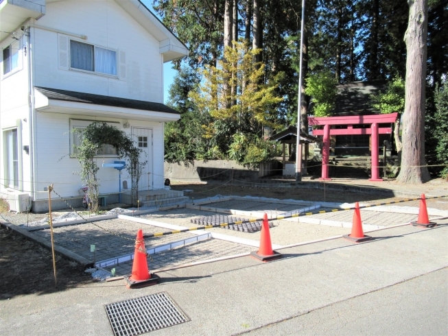 下地砕石　土間一体目地施工　メッシュ配筋「外構工事　駐車場を土からコンクリートに　御殿場・小山　工事実例」