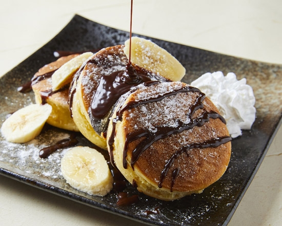 チョコバナナパンケーキ「ふわふわパンケーキ食べに来ませんか？」