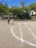 年長さんの姿に憧れて、小さい子たちも挑戦☆「心地よい秋風の中で、体を動かして遊んでいます☆彡」