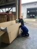 大きい荷物は2人で力を合わせてます！「梱包担当不在でもチームワーク発揮！現場スタッフと事務員で部品梱包作業を実施」