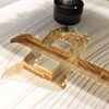 「思い出のヒノキ材を活かして！こだわりの木板彫刻で表札を製作しました！」