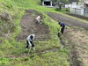 紫陽花を移植する地域の方と園芸委員長「ヒマワリの種まき完了、マスクを取って！息を止めて！笑顔で！」