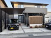 モダンで機能的なガレージ空間「お客様のお宅に施工事例付き看板を設置しました」