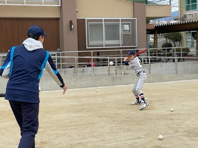 新旧6年生は早速バッティング練習「初練習！[右京区で親の負担がない少年野球チーム]」