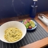 目の前に川が流れる小さなカフェ。ゆったりした空間で洋食ランチ。