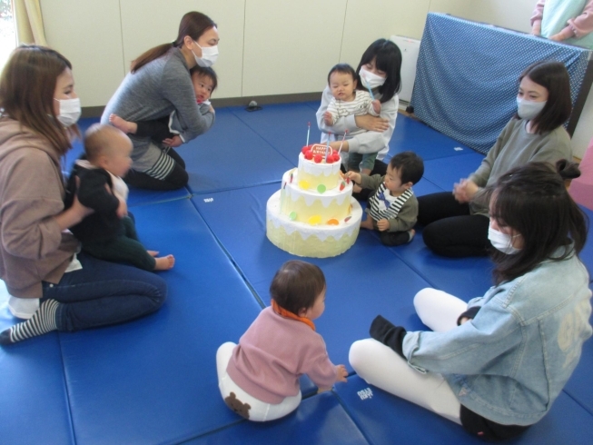 くだもの、いっぱい飾ったよ。「今日はお誕生日会がありました。」